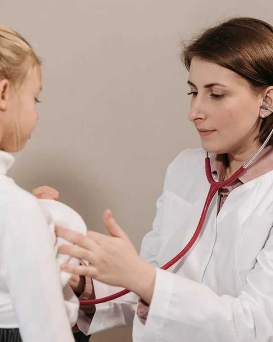 Pediatra atendendo uma criança em consulta